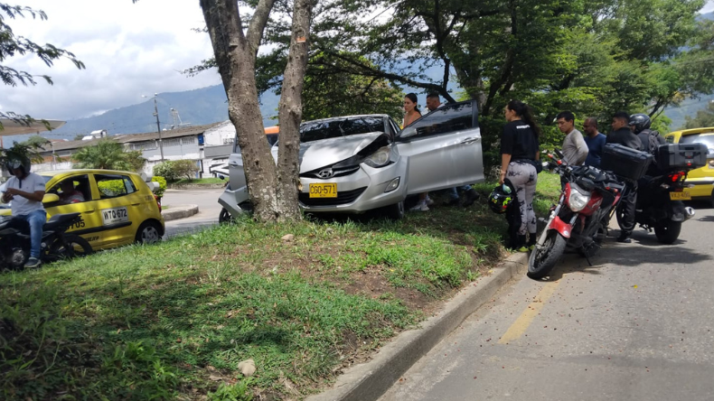 Un vehículo se estrelló con un árbol en la avenida Pedro Tafur Un vehículo se estrelló con un árbol en la avenida Pedro Tafur