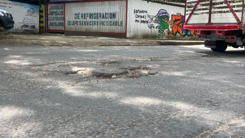 Intervención vial en la avenida Ambalá: reparcheo frente a Fuente de los Rosales Intervención vial en la avenida Ambalá: reparcheo frente a Fuente de los Rosales