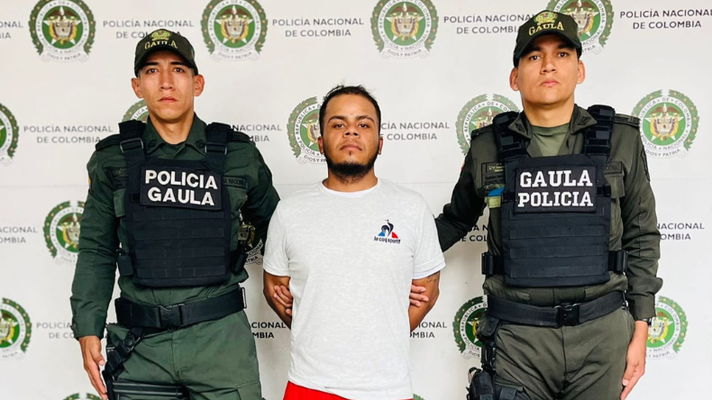 Un hombre intentó huir cuando fue capturado en Ibagué por la Policía Un hombre intentó huir cuando fue capturado en Ibagué por la Policía