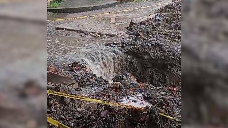 Denuncian que calle del barrio Villa Café se convirtió en un ‘balneario’ Denuncian que calle del barrio Villa Café se convirtió en un ‘balneario’