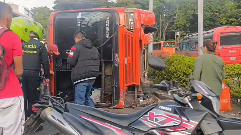 Una buseta se volcó en la calle 37 con Quinta Una buseta se volcó en la calle 37 con Quinta