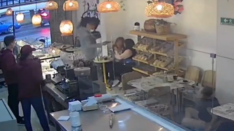 Cámara de seguridad registró violento atraco en panadería de Bogotá Cámara de seguridad registró violento atraco en panadería de Bogotá