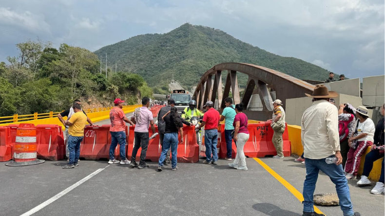 Gobierno Nacional se reunirá con firmantes de paz que protestan en la vía Sumapaz Gobierno Nacional se reunirá con firmantes de paz que protestan en la vía Sumapaz