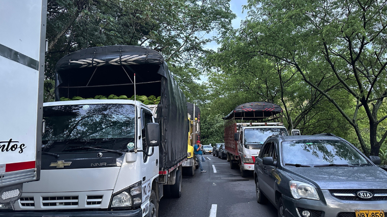 Reportan enorme trancón por cierre total de la vía Melgar – Bogotá Reportan enorme trancón por cierre total de la vía Melgar – Bogotá