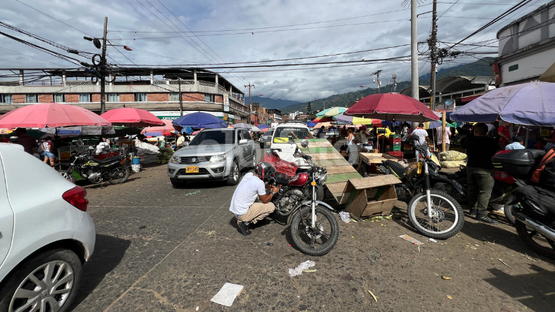 Comerciantes de la Plaza de la 21 piden soluciones por caos vehicular Comerciantes de la Plaza de la 21 piden soluciones por caos vehicular