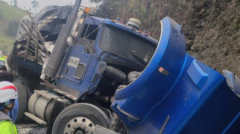 Conductor perdió la vida luego de saltar de tractocamión en la vía Cajamarca – Armenia Conductor perdió la vida luego de saltar de tractocamión en la vía Cajamarca – Armenia