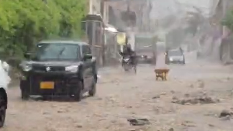 Calle de Ibagué se convirtió en un río por las lluvias de este sábado