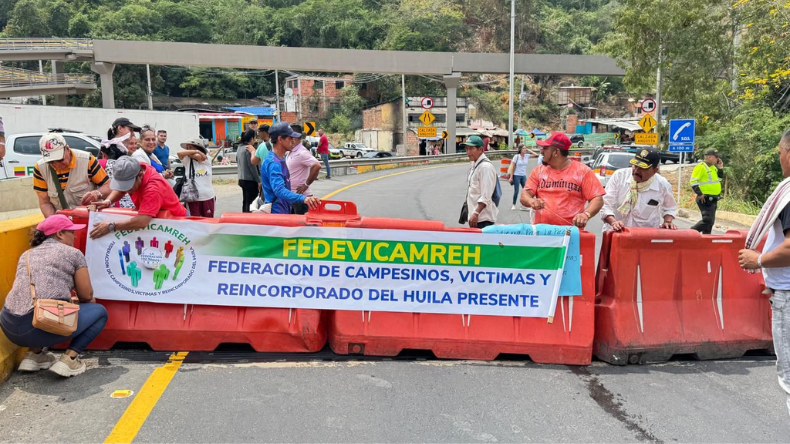 Cierre total de la vía Melgar – Bogotá por protestas de firmantes de paz Cierre total de la vía Melgar – Bogotá por protestas de firmantes de paz