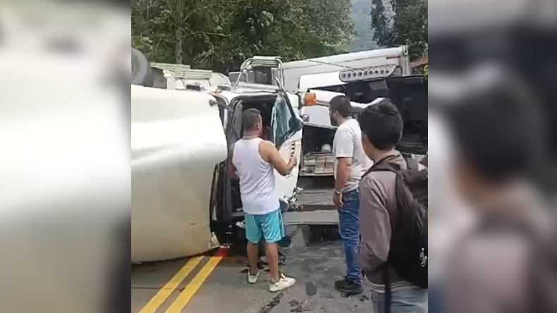 Paso restringido en la vía Ibagué – Cajamarca por volcamiento de tractocamión Paso restringido en la vía Ibagué – Cajamarca por volcamiento de tractocamión