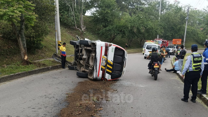 Cinco niños resultaron heridos en el volcamiento de microbús escolar en Ibagué Cinco niños resultaron heridos en el volcamiento de microbús escolar en Ibagué