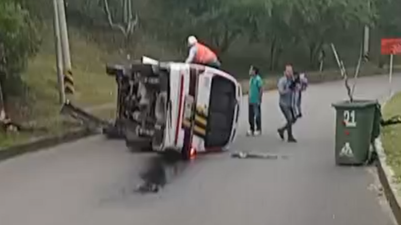 Vehículo de transporte escolar se volcó en la entrada del barrio La Arboleda Vehículo de transporte escolar se volcó en la entrada del barrio La Arboleda