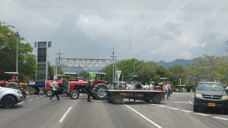 Arroceros bloquean la vía nacional entre Chicoral y Girardot Arroceros bloquean la vía nacional entre Chicoral y Girardot