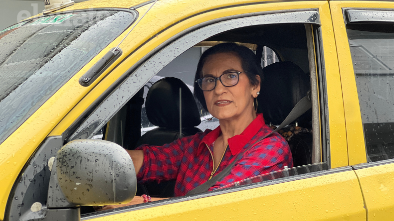 La mujer que por más de 20 años ha manejado taxi en Ibagué La mujer que por más de 20 años ha manejado taxi en Ibagué
