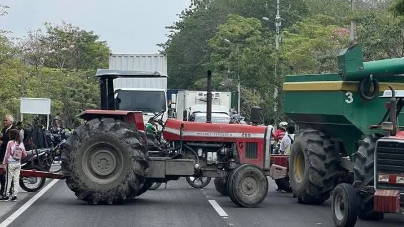 Continúan los bloqueos viales en el Tolima por el paro arrocero