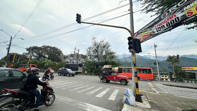 Reportan daños en la red semafórica de la intersección del barrio Santa Ana Reportan daños en la red semafórica de la intersección del barrio Santa Ana