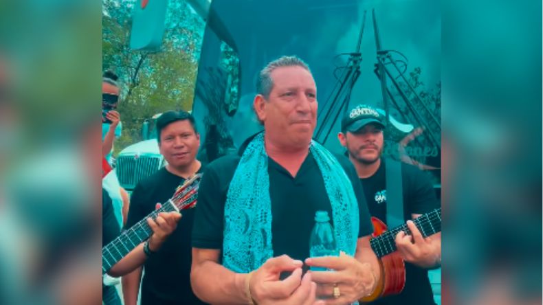 Música en medio del paro: Hernán Gómez y Bera improvisaron concierto en la vía Música en medio del paro: Hernán Gómez y Bera improvisaron concierto en la vía