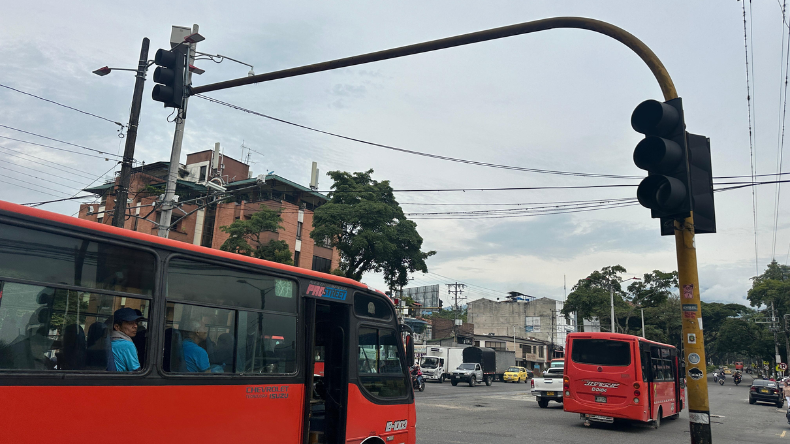 Fallas en semáforos de la calle 37 de Ibagué generaron caos vehicular Fallas en semáforos de la calle 37 de Ibagué generaron caos vehicular