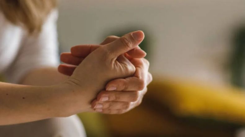 Crujir los nudillos no causa daño en las articulaciones, según la ciencia Crujir los nudillos no causa daño en las articulaciones, según la ciencia