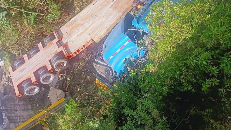 Tractocamión cayó a un abismo en La Línea Tractocamión cayó a un abismo en La Línea