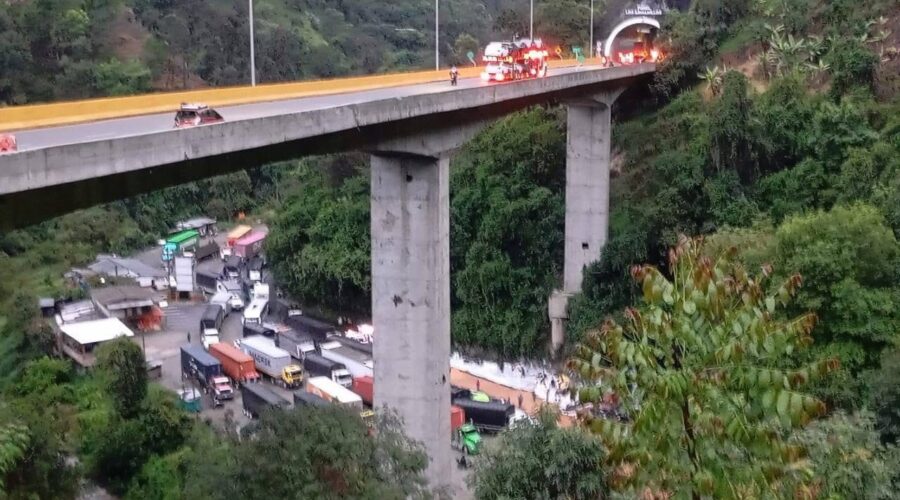 El tractocamión cayó desde este viaducto en la vía Calarcá - Cajamarca 
