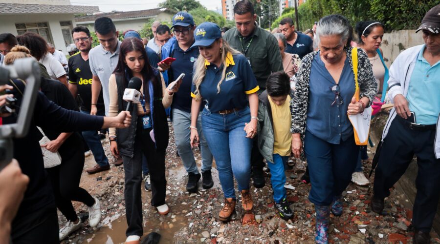 Alcaldesa de Ibagué promete intervención en una de las vías más deterioradas del barrio Ambalá Alcaldesa de Ibagué promete intervención en una de las vías más deterioradas del barrio Ambalá