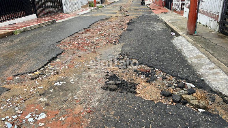 Limonar: el barrio que lleva 50 años esperando que le reparen sus vías Limonar: el barrio que lleva 50 años esperando que le reparen sus vías