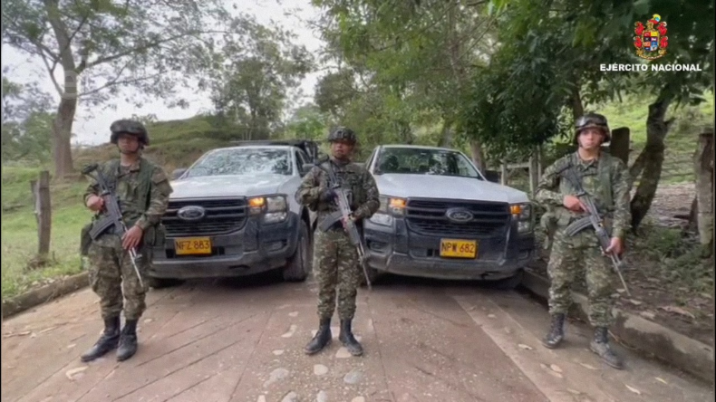 Ejército recuperó dos camionetas hurtadas por disidencias en el Tolima Ejército recuperó dos camionetas hurtadas por disidencias en el Tolima