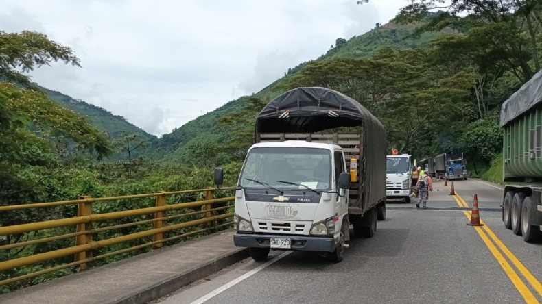 Paso restringido en la vía entre Ibagué y Cajamarca por mantenimiento Paso restringido en la vía entre Ibagué y Cajamarca por mantenimiento
