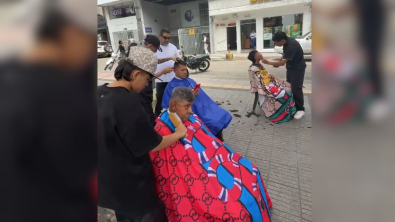 Estudiantes de barbería ofrecen cortes gratuitos en el Parque Murillo Toro de Ibagué Estudiantes de barbería ofrecen cortes gratuitos en el Parque Murillo Toro de Ibagué