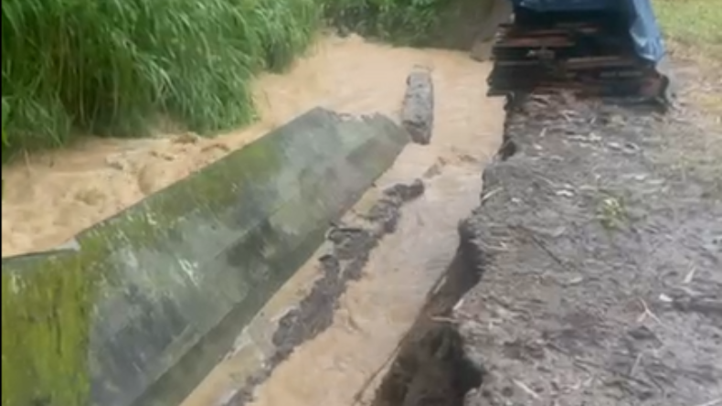 Quebrada tumbó parte de muro de contención en Ibagué