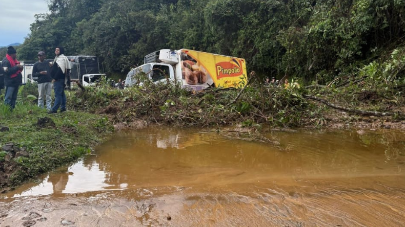 Deslizamiento de tierra obliga al cierre total de la vía Fresno – Manizales Deslizamiento de tierra obliga al cierre total de la vía Fresno – Manizales