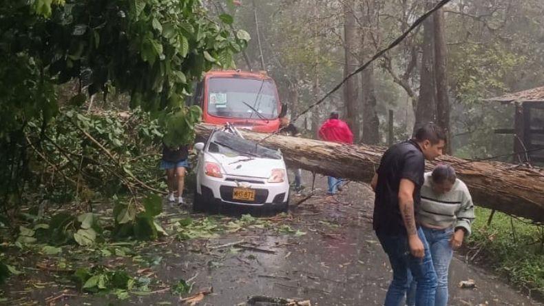 Emergencia en el Cañón del Combeima: un herido y cierre vial por fuerte aguacero Emergencia en el Cañón del Combeima: un herido y cierre vial por fuerte aguacero