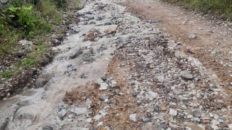 Atienden vías terciarias afectadas por las lluvias en San Luis Atienden vías terciarias afectadas por las lluvias en San Luis