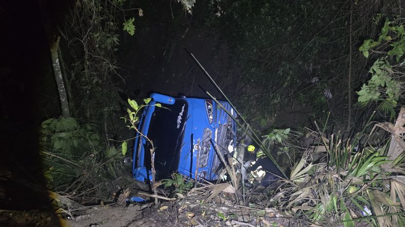 Bus de Flota Tequendama cayó a un abismo en Viotá Bus de Flota Tequendama cayó a un abismo en Viotá
