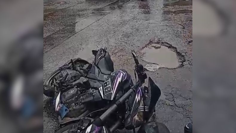 Huecos en la avenida Ambalá provocan dos accidentes de tránsito en simultáneo Huecos en la avenida Ambalá provocan dos accidentes de tránsito en simultáneo