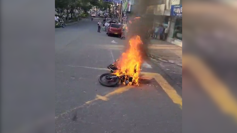 Incineraron moto de presunto ladrón que cometió un robo en el centro de Ibagué Incineraron moto de presunto ladrón que cometió un robo en el centro de Ibagué