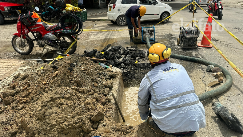 Barrio de El Salado se encuentra sin agua y con fuga en la vía Barrio de El Salado se encuentra sin agua y con fuga en la vía