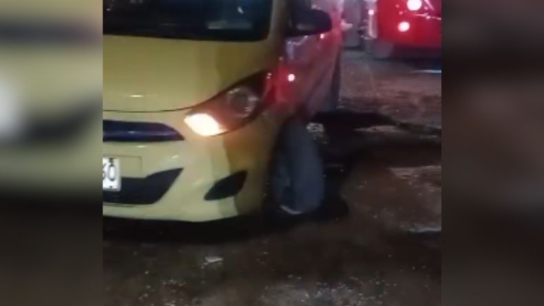 Taxi sufrió daños tras caer en un hueco Taxi sufrió daños tras caer en un hueco