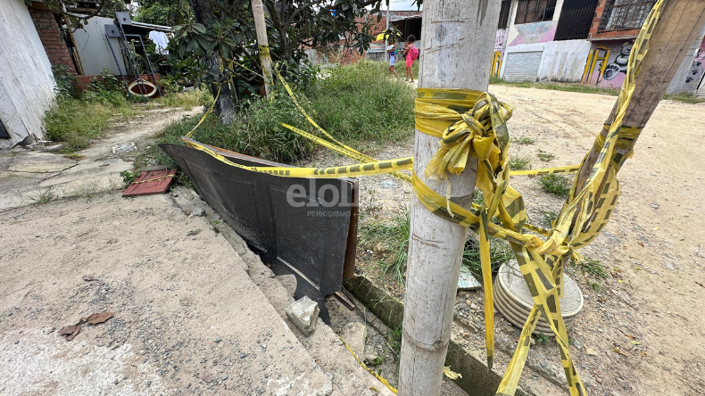 Ni en China tienen esta creatividad: en Ibagué tapan una alcantarilla con una puerta Ni en China tienen esta creatividad: en Ibagué tapan una alcantarilla con una puerta