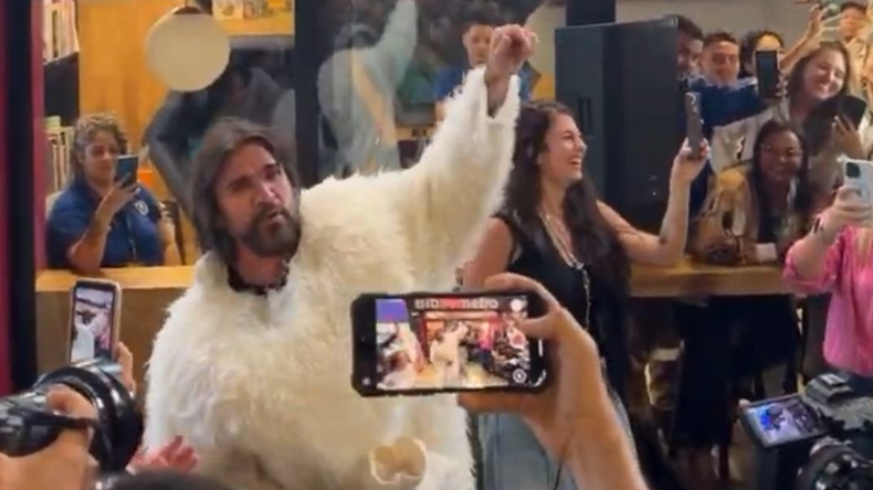 Juanes se disfrazó de oso y cantó en el Metro de Medellín