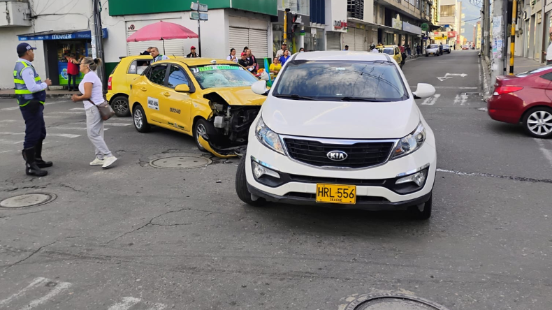 Chocó en Pico y Placa y dejó un taxi destrozado en pleno centro de Ibagué Chocó en Pico y Placa y dejó un taxi destrozado en pleno centro de Ibagué