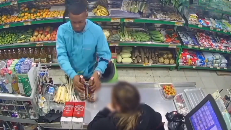 Hombre robó botellas de whisky en supermercado de Bogotá Hombre robó botellas de whisky en supermercado de Bogotá