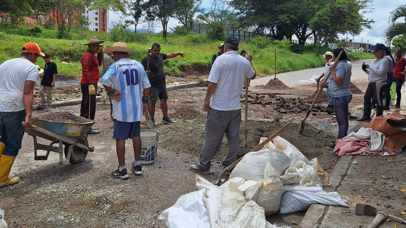 Cansados de esperar soluciones: habitantes de La Cima taparon los huecos del barrio Cansados de esperar soluciones: habitantes de La Cima taparon los huecos del barrio