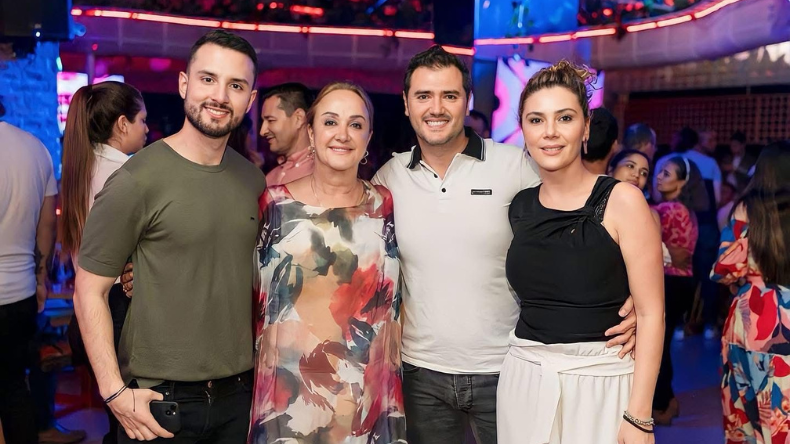 Olga B. junto a sus hijos