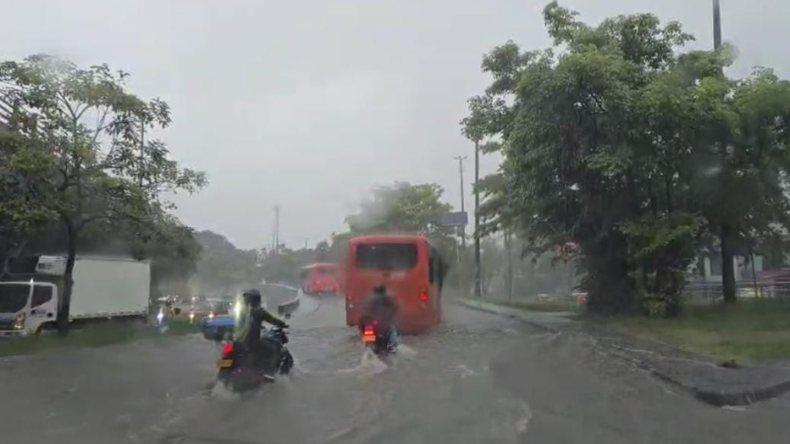 Reportan calles inundadas en Ibagué por fuerte aguacero Reportan calles inundadas en Ibagué por fuerte aguacero