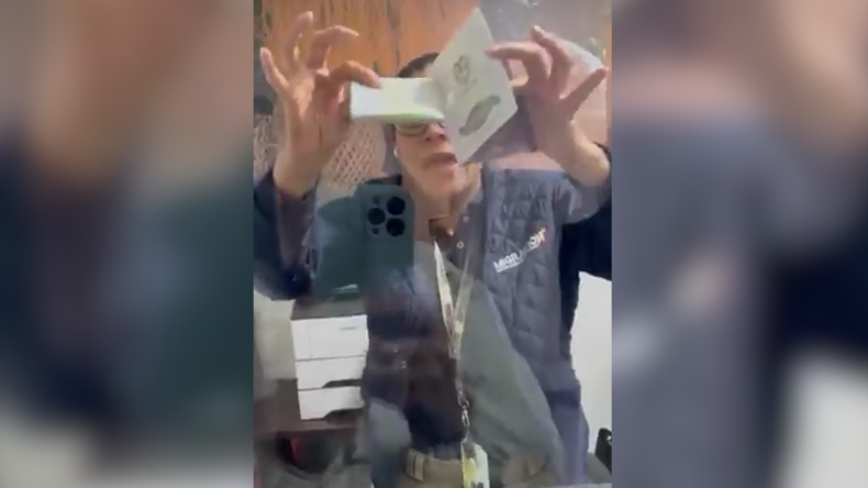 Polémica en el Aeropuerto El Dorado: mujer no pudo viajar por pasaporte deteriorado Polémica en el Aeropuerto El Dorado: mujer no pudo viajar por pasaporte deteriorado