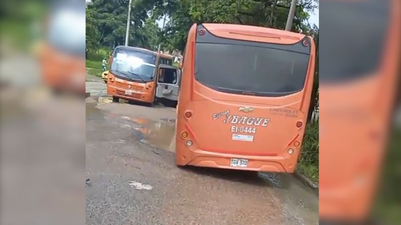 Una buseta quedó atrapada en un enorme hueco de una calle de Ibagué