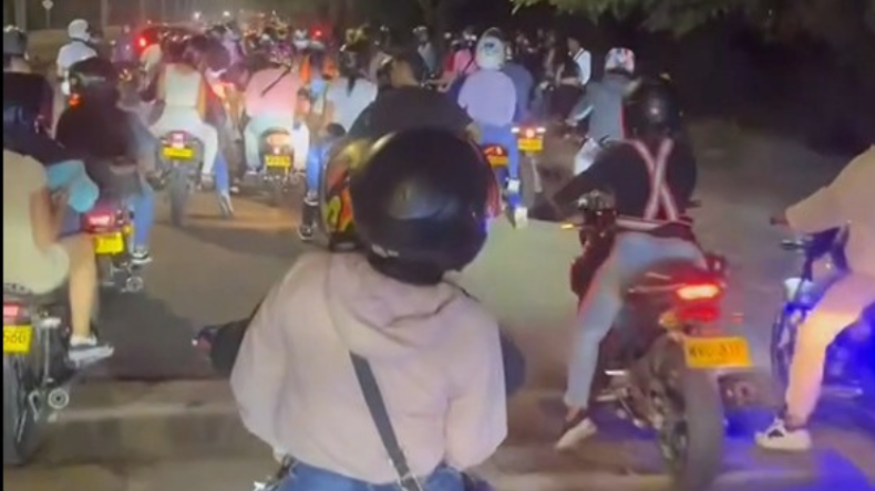 Por piques ilegales, vía al Aeropuerto Perales no se puede transitar Por piques ilegales, vía al Aeropuerto Perales no se puede transitar