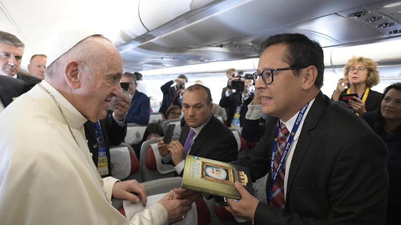 Los recuerdos del único periodista tolimense que voló junto al papa Francisco Los recuerdos del único periodista tolimense que voló junto al papa Francisco