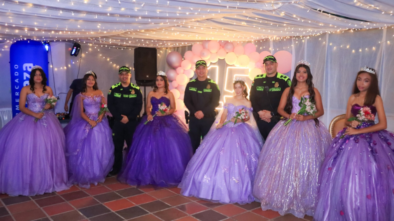 Policía de Ibagué celebró los 15 años de seis jóvenes Policía de Ibagué celebró los 15 años de seis jóvenes